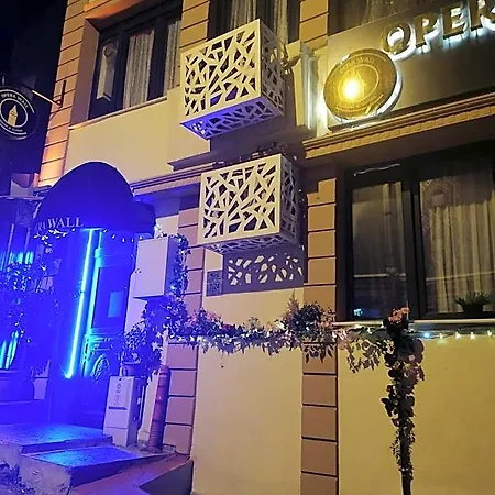 Opera Hotel *